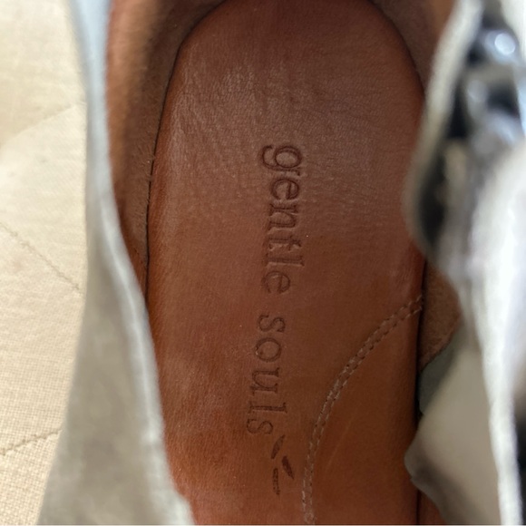 Gentle Souls Kenneth Cole Dawnest Gray Suede Wedge Ankle Shoes Bow Size 7M - Picture 7 of 10